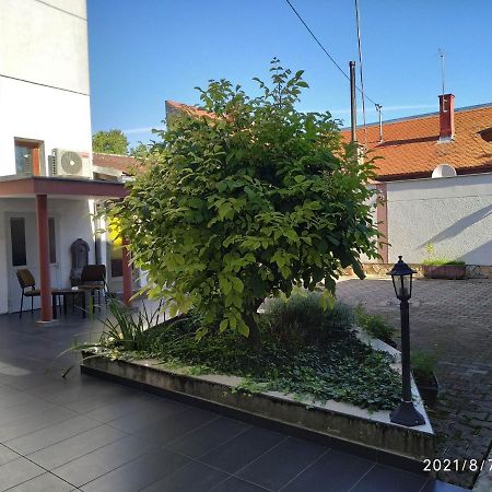 Apartman Tia Osijek Buitenkant foto