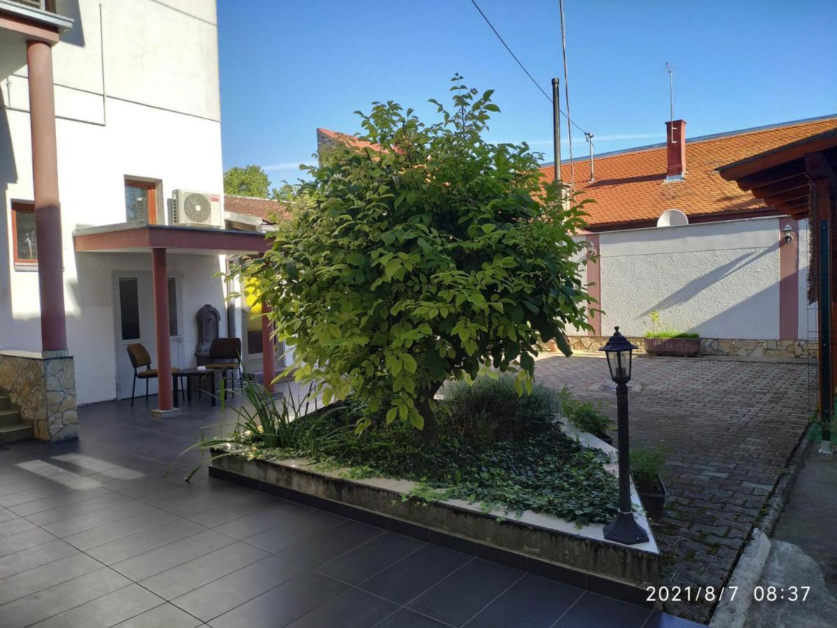 Apartman Tia Osijek Buitenkant foto